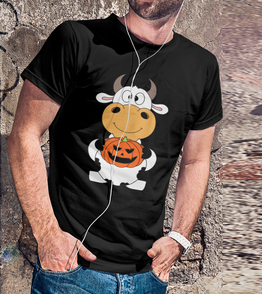 Cute Cow Holding Jack-o'-Lantern Pumpkin For Happy Halloween T-Shirt