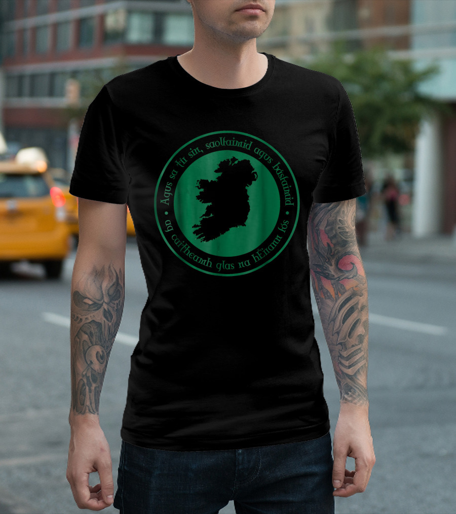 Ireland Map with Gaelic Text Agus Sa Tír Sin Saoltaimid Agus Básaimid T-Shirt