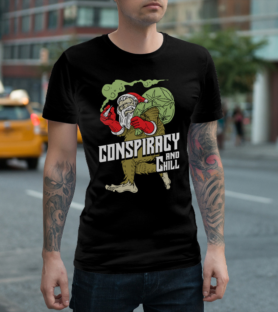 Conspiracy And Chill Bigfoot Weihnachtsmann Raucht Gras Fun Santa Bigfoot Smoking Christmas Weed T-Shirt
