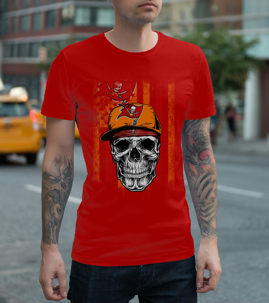 Tampa Bay Buccaneers Skull In Cap With Pirate Flag T-Shirt