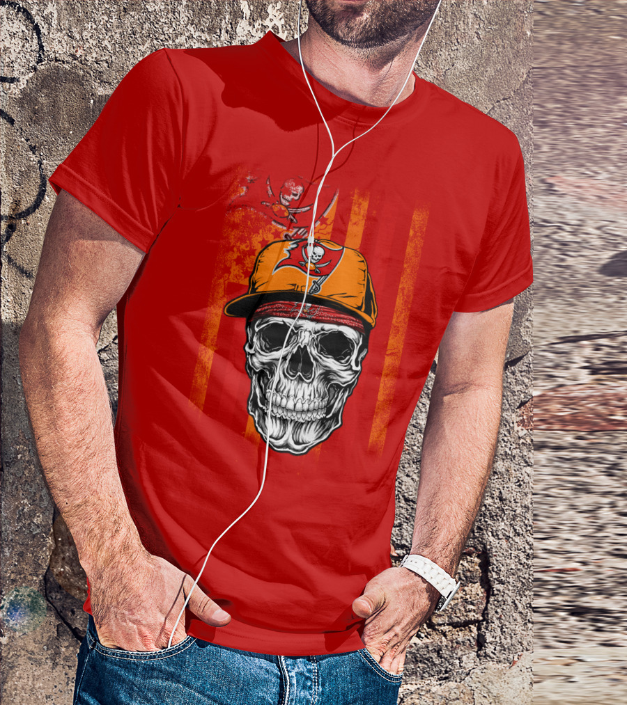 Tampa Bay Buccaneers Skull In Cap With Pirate Flag T-Shirt