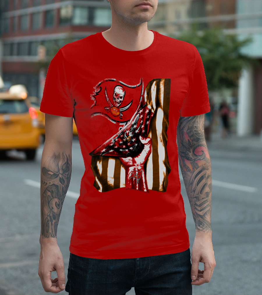 Tampa Bay Buccaneers Skull Flag And Hand With Stars And Stripes T-Shirt