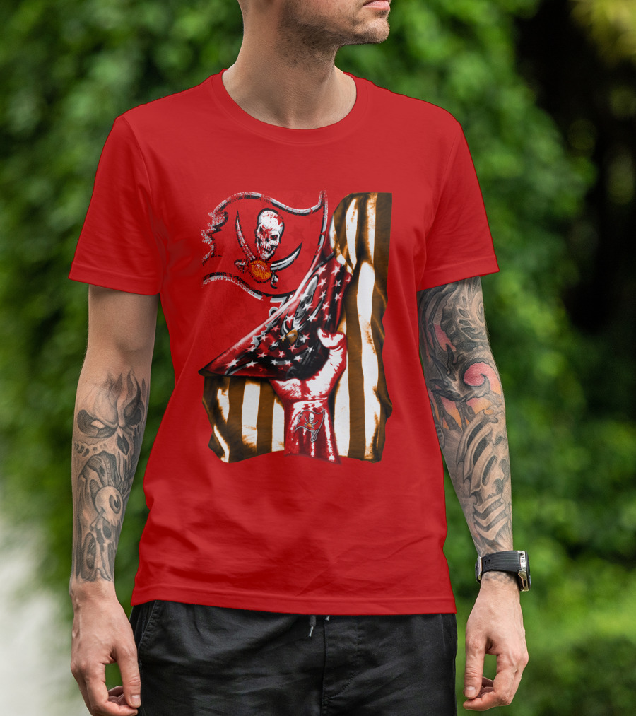 Tampa Bay Buccaneers Skull Flag And Hand With Stars And Stripes T-Shirt