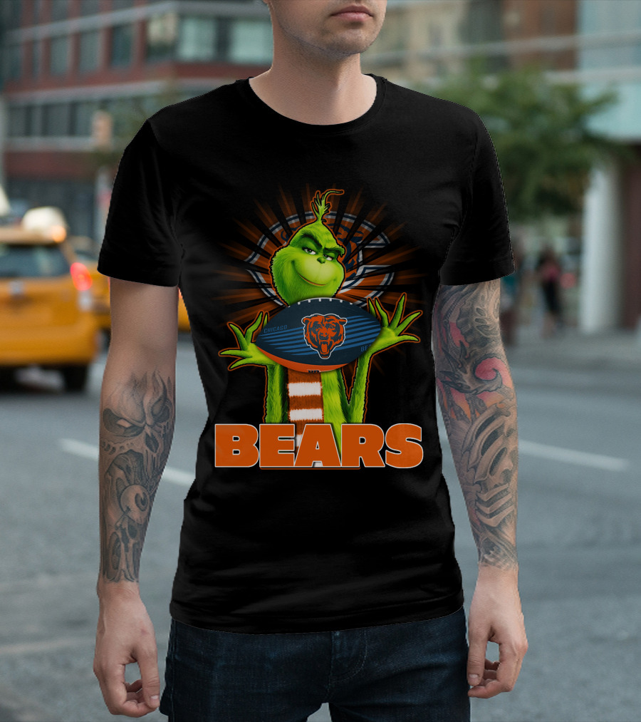 Grinch With Chicago Bears Football T-Shirt
