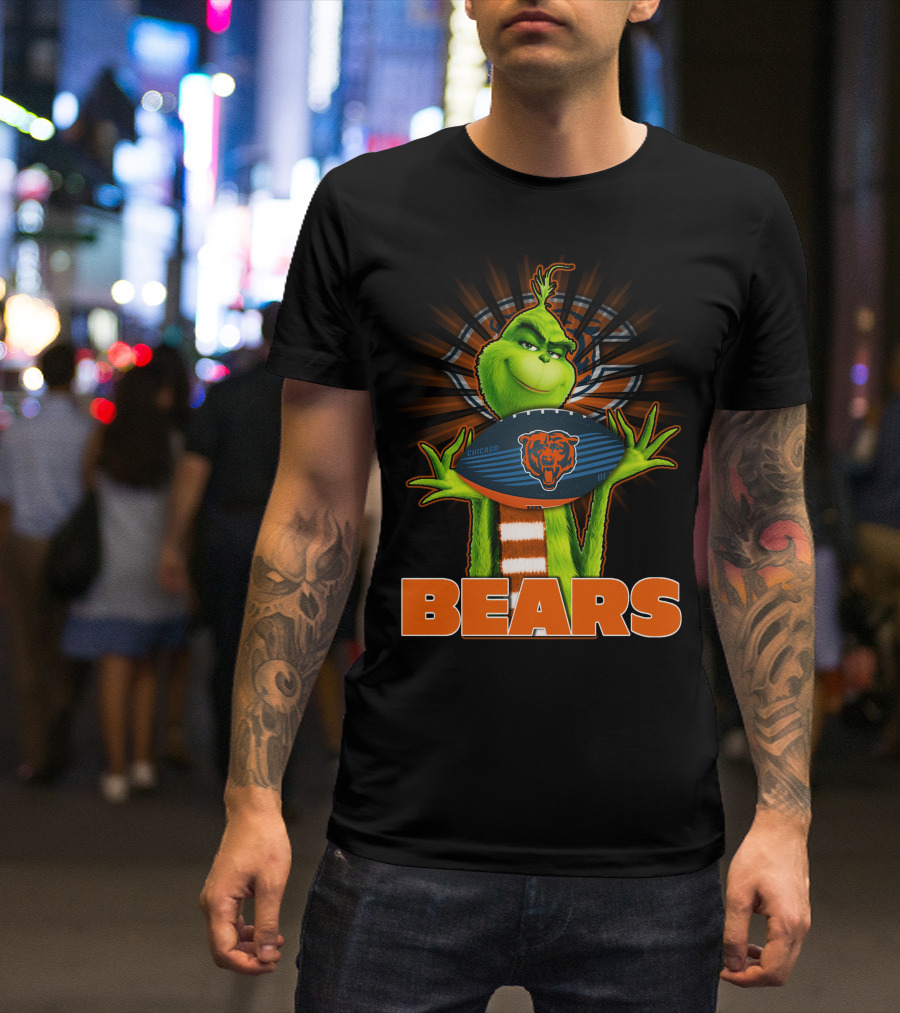 Grinch With Chicago Bears Football T-Shirt