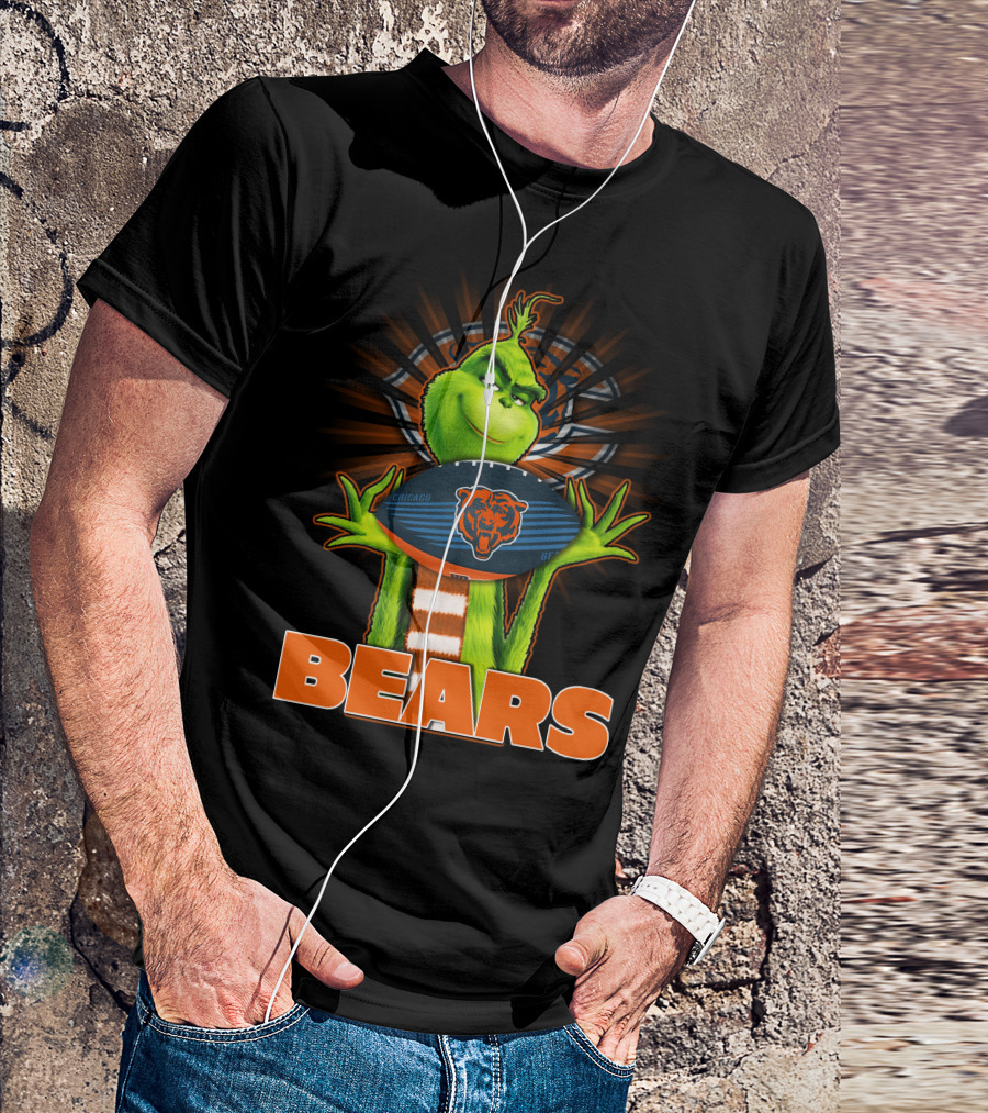 Grinch With Chicago Bears Football T-Shirt