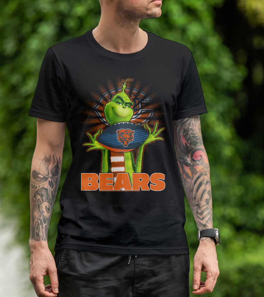 Grinch With Chicago Bears Football T-Shirt