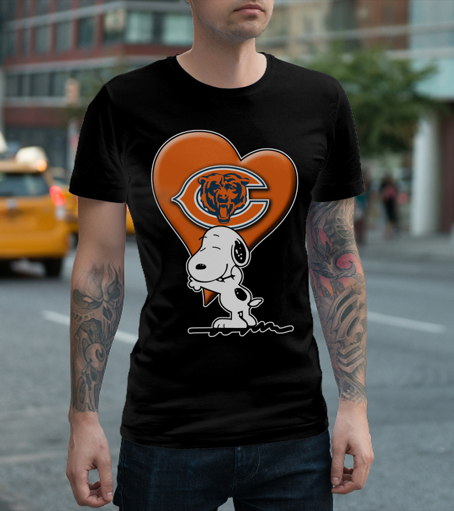 Snoopy Heart Chicago Bears Retro Logo Hug T-Shirt