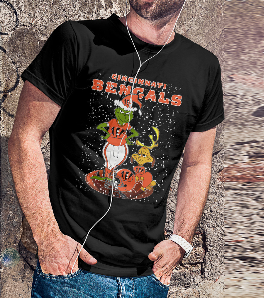 CINCINNATI BENGALS Grinchxmas 1EB Football Snow Scene T-Shirt