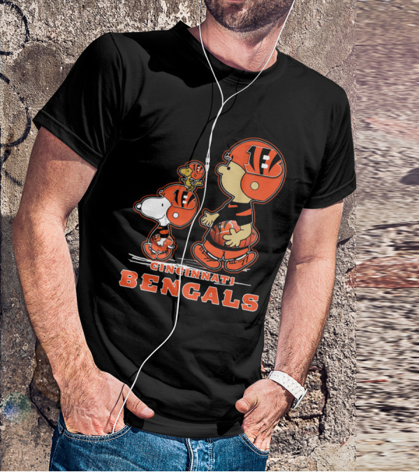 Cincinnati Bengals Snpfootball Charlie Brown Snoopy Woodstock Football Helmet T-Shirt