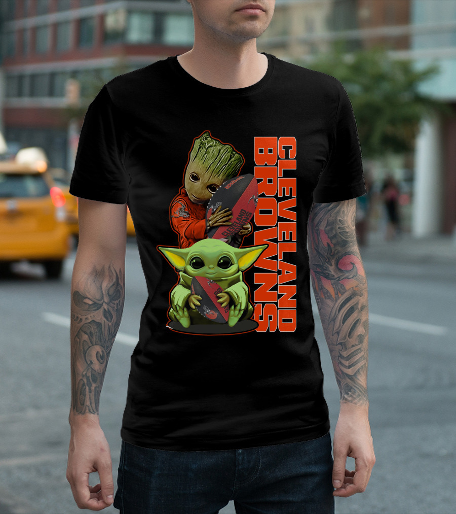 CLEVELAND BROWNS Groot And Baby Yoda Holding Football T-Shirt