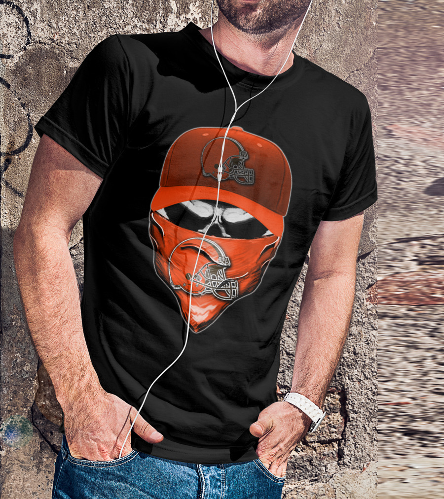 Skull Helmet Bandana CLEVELAND BROWNS Fan Gear T-Shirt