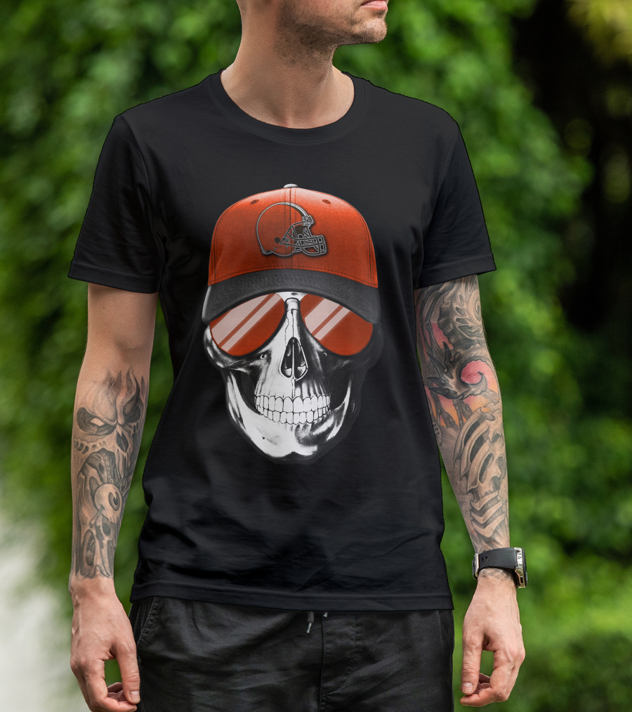 Skull With Cleveland Browns Helmet And Reflective Glasses T-Shirt