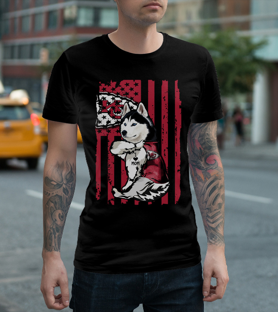 Siberian Husky Wearing Kansas City Chiefs Jersey With Flag Background Mom T-Shirt
