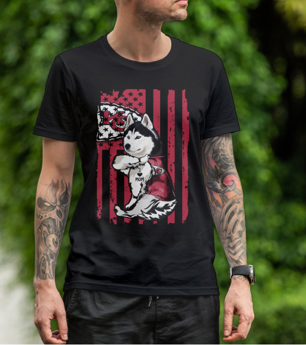 Siberian Husky Wearing Kansas City Chiefs Jersey With Flag Background Mom T-Shirt