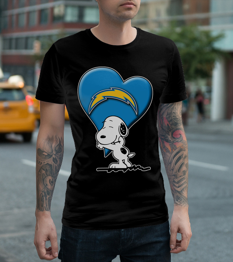 Snp V1 Los Angeles Chargers Snoopy Hugging Heart T-Shirt