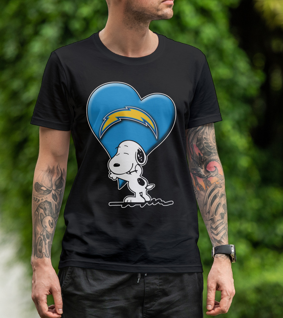 Snp V1 Los Angeles Chargers Snoopy Hugging Heart T-Shirt