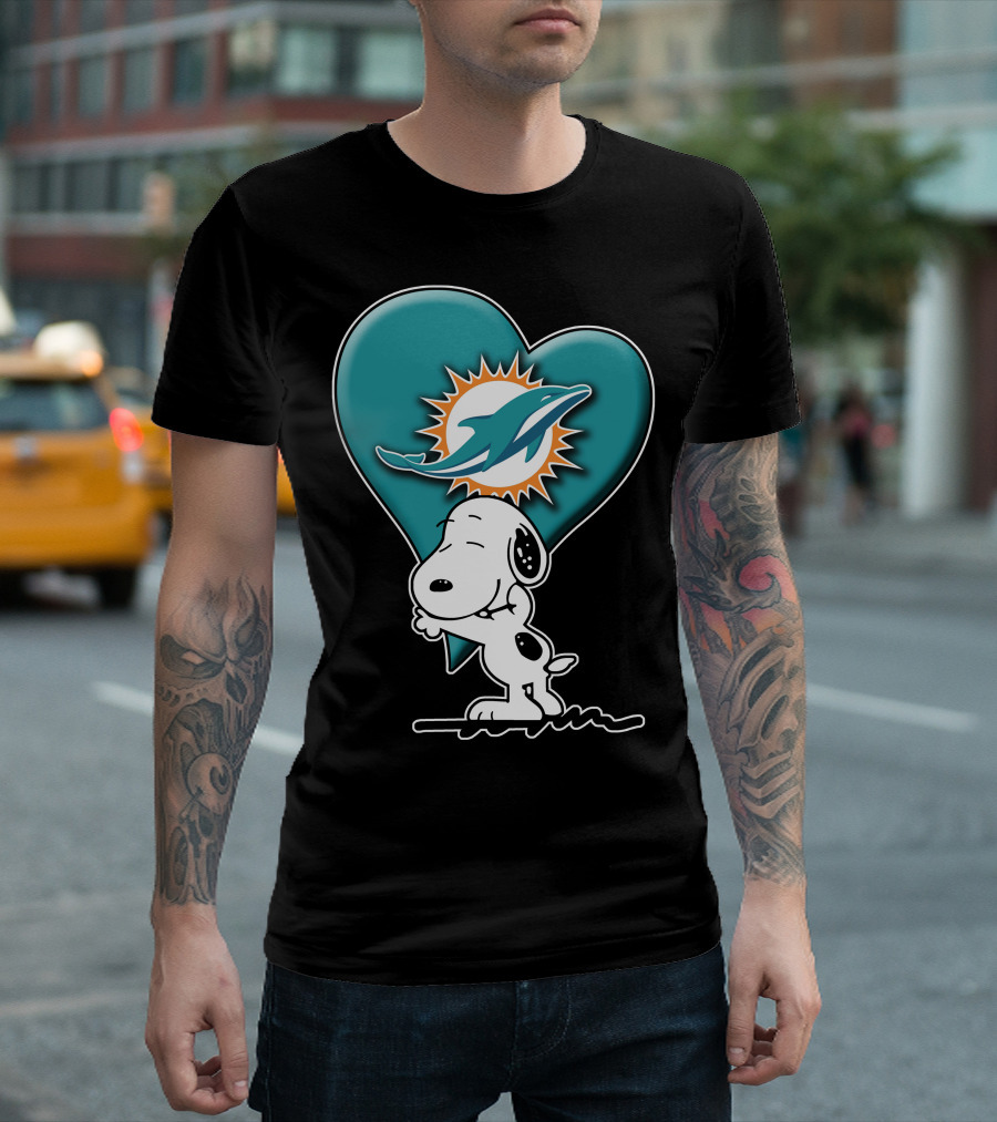Snp V1 Snoopy Miami Dolphins Heart Hug T-Shirt