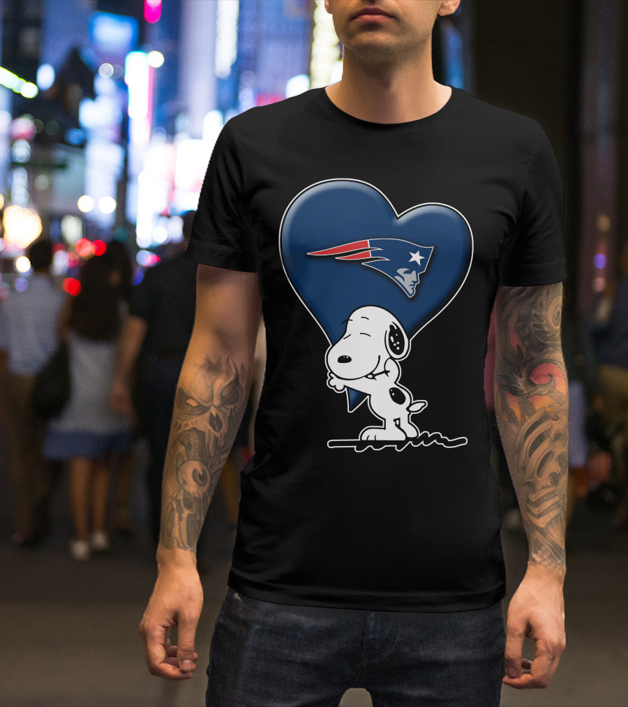 Snoopy Heart Hugging New England Patriots T-Shirt