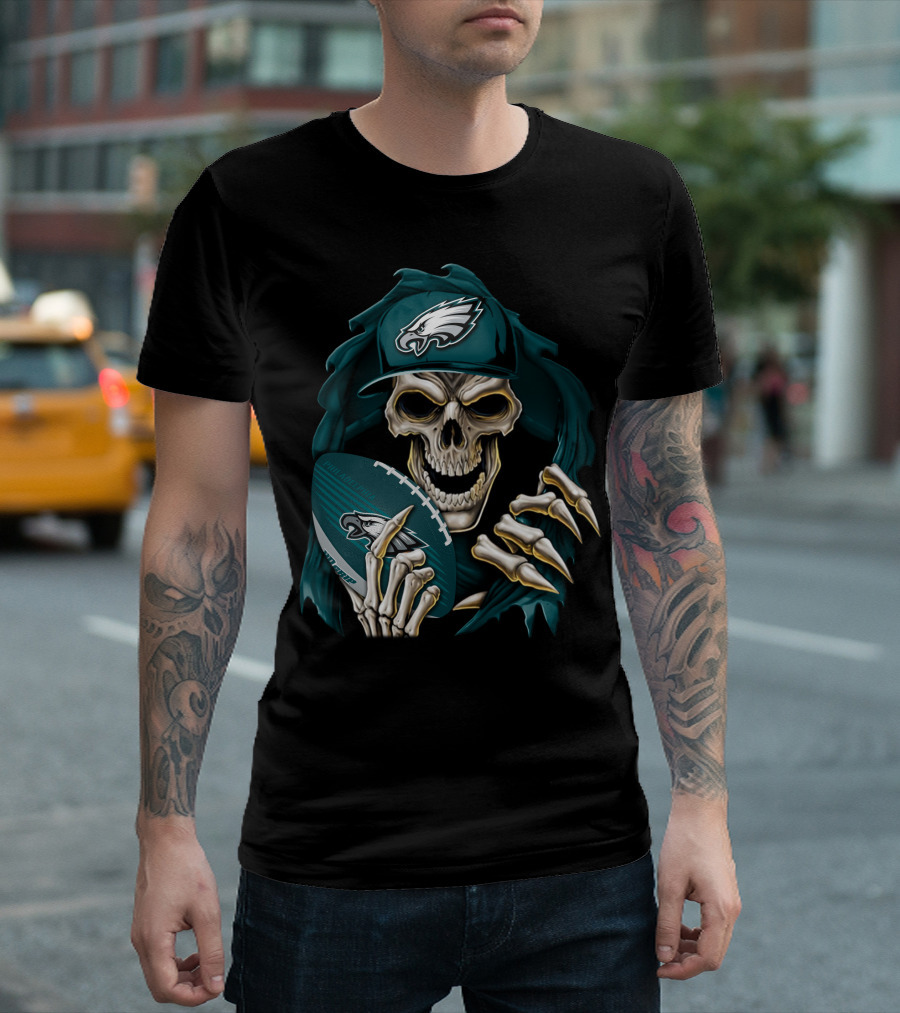Philadelphia Eagles Skull Holding Football T-Shirt