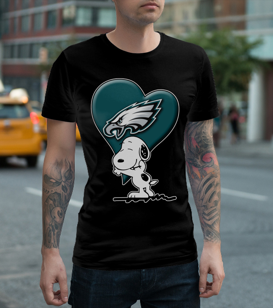 Snoopy Hugging Heart Philadelphia Eagles T-Shirt