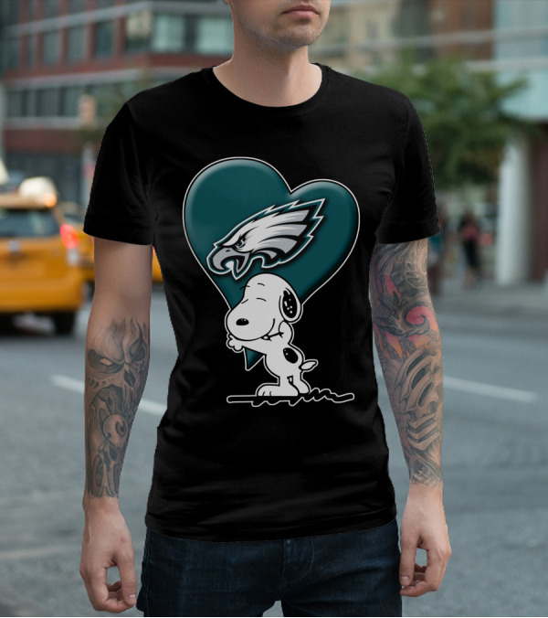 Snoopy Hugging Heart Philadelphia Eagles T-Shirt
