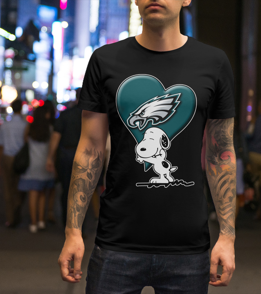 Snoopy Hugging Heart Philadelphia Eagles T-Shirt