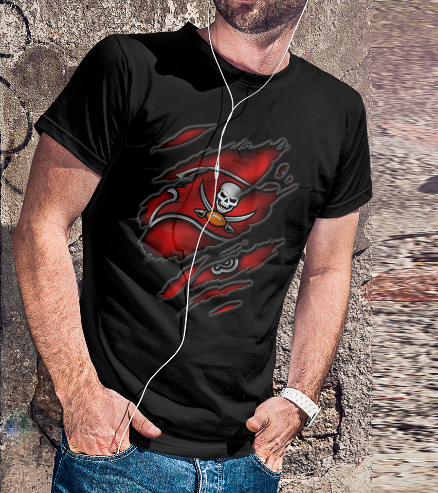 Torn V3 Tampa Bay Buccaneers Skull And Flag T-Shirt
