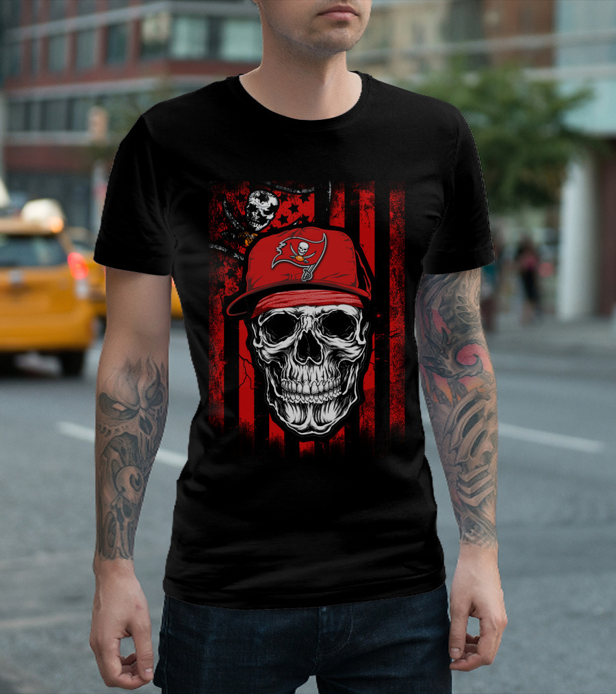 Skull With Tampa Bay Buccaneers Hat And Pirate Flag T-Shirt