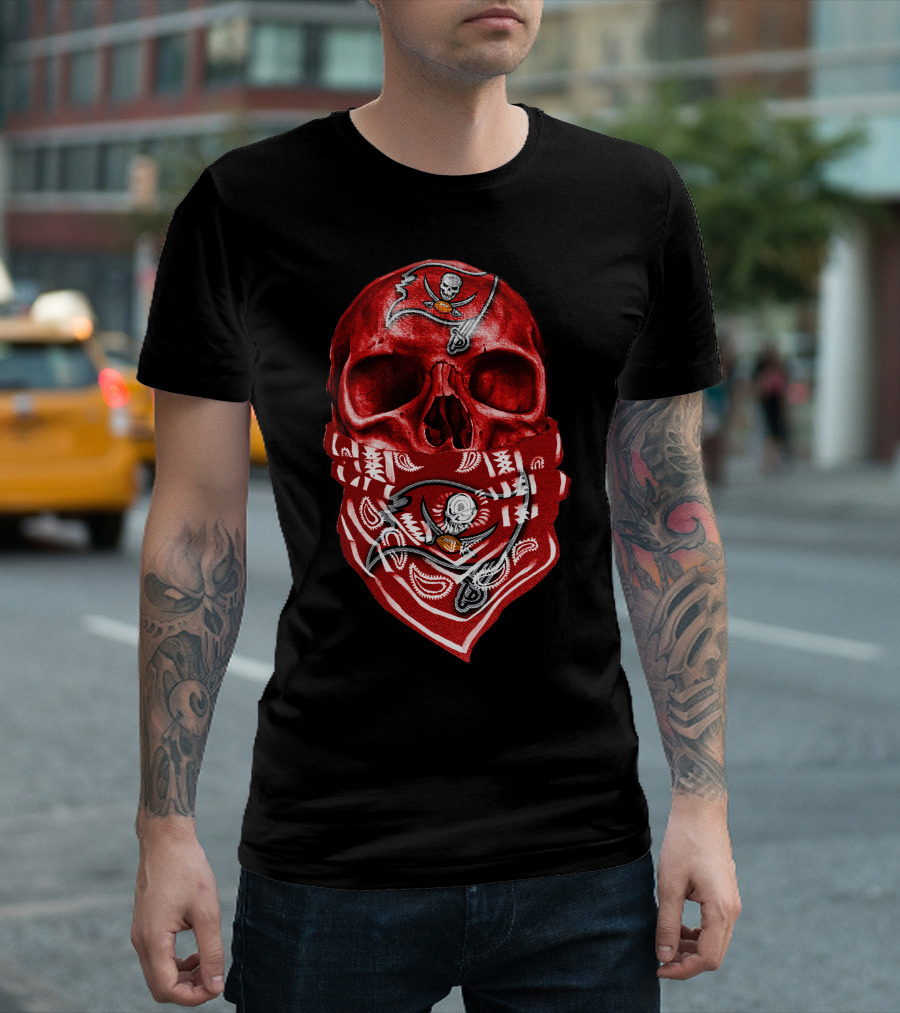 Skull V5 Tampa Bay Buccaneers Bandana Pirate Flag T-Shirt