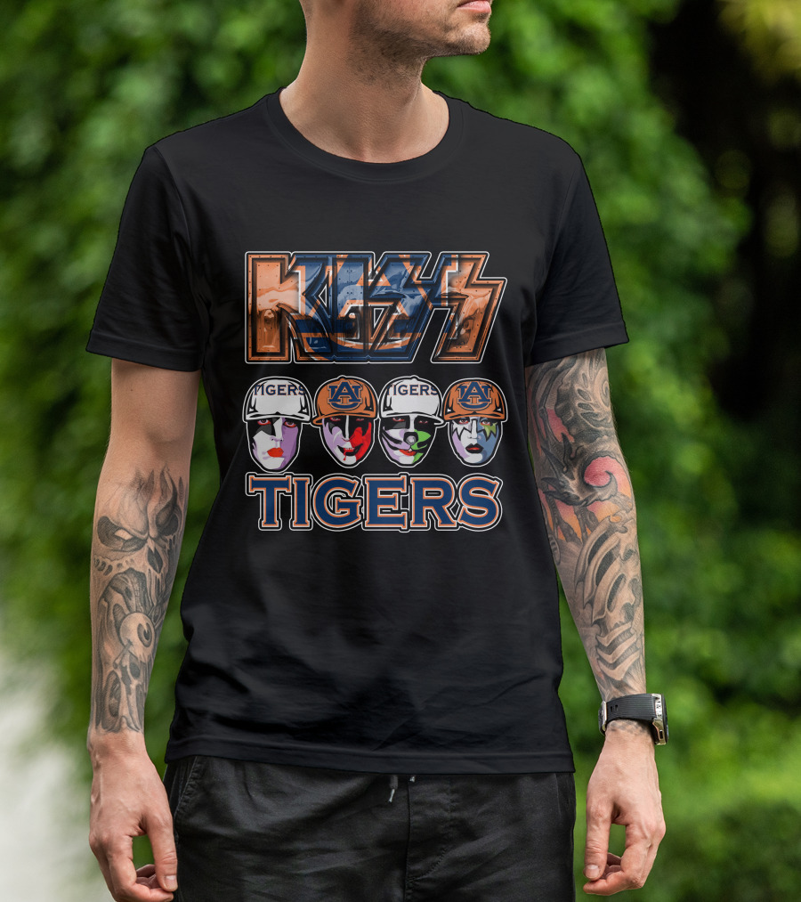 Kiss Auburn Tigers Fan Art With Painted Faces And Team Hats T-Shirt