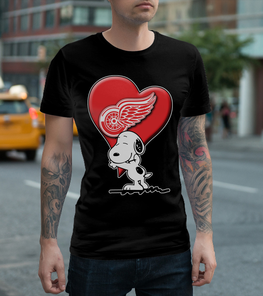 Snoopy Hugging Heart Detroit Red Wings T-Shirt