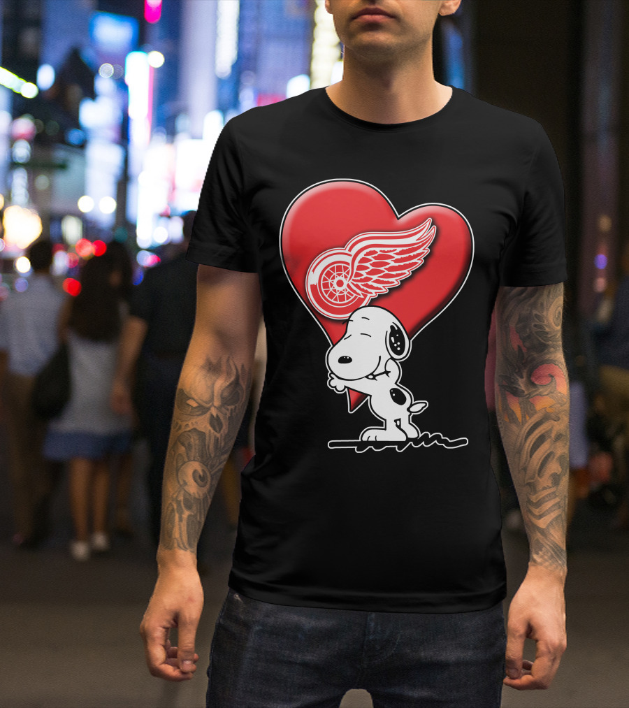 Snoopy Hugging Heart Detroit Red Wings T-Shirt