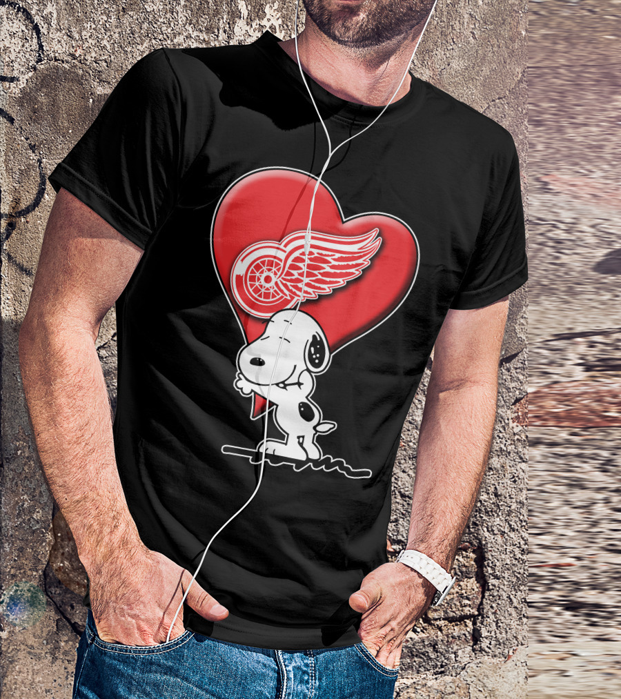 Snoopy Hugging Heart Detroit Red Wings T-Shirt