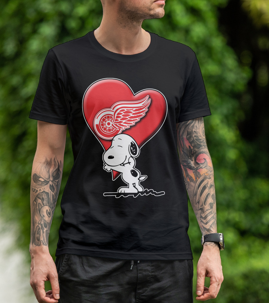 Snoopy Hugging Heart Detroit Red Wings T-Shirt