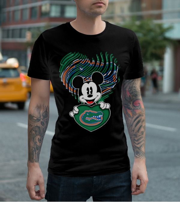 Mickey Mouse Holding Heart With Florida Gators T-Shirt