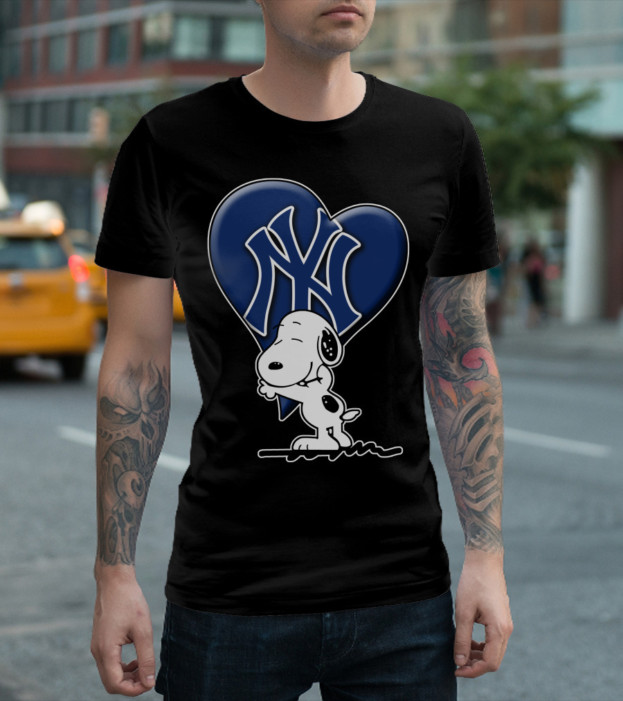 Snoopy Hugging Heart New York Yankees T-Shirt