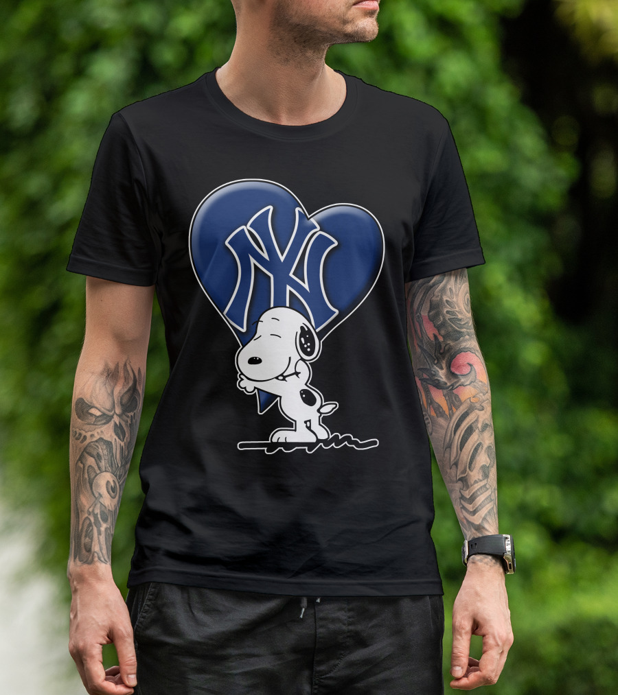 Snoopy Hugging Heart New York Yankees T-Shirt