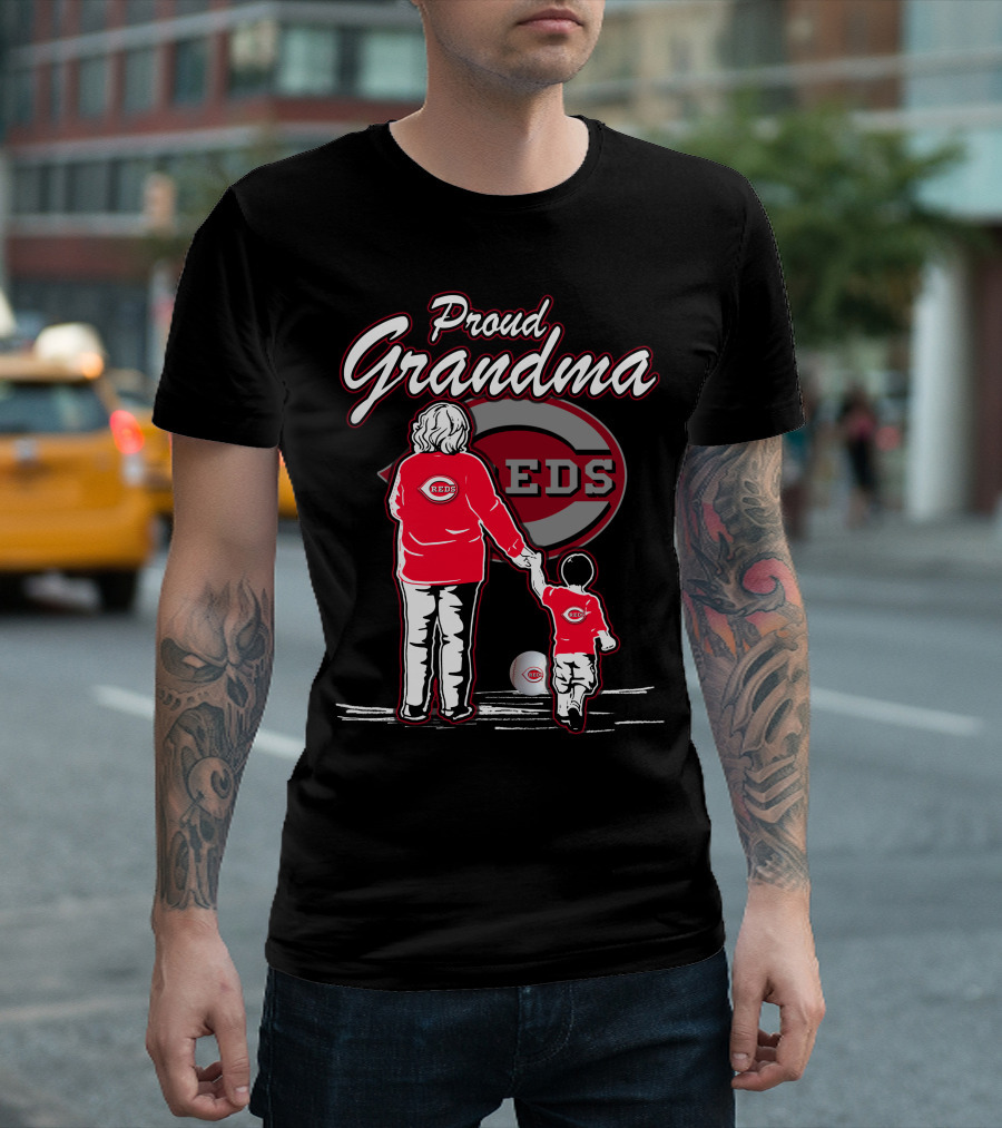 Proud Grandma Cincinnati Reds Family Baseball Fans T-Shirt
