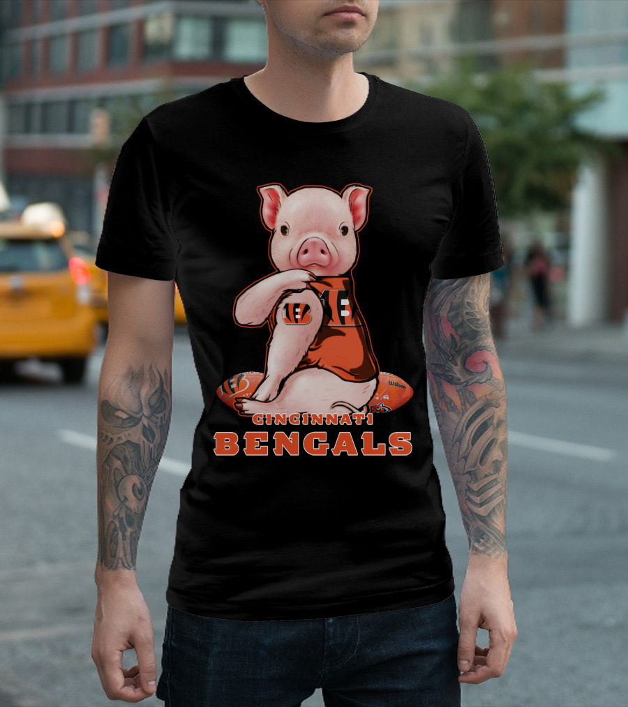 CINCINNATI BENGALS Pig Holding Football T-Shirt