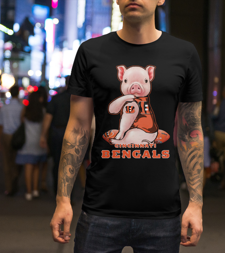 CINCINNATI BENGALS Pig Holding Football T-Shirt