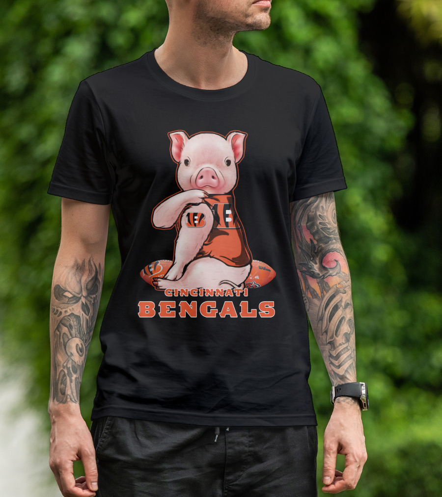 CINCINNATI BENGALS Pig Holding Football T-Shirt