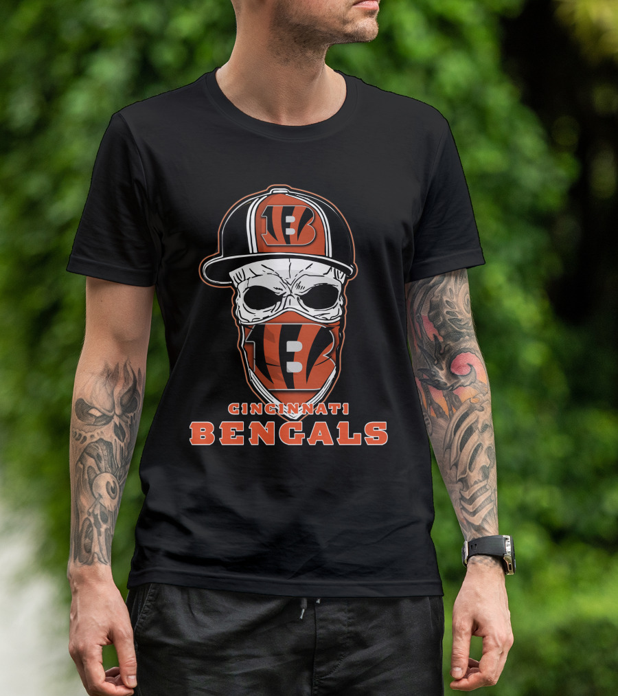 CINCINNATI BENGALS Skull Wearing Logo Hat And Bandana T-Shirt