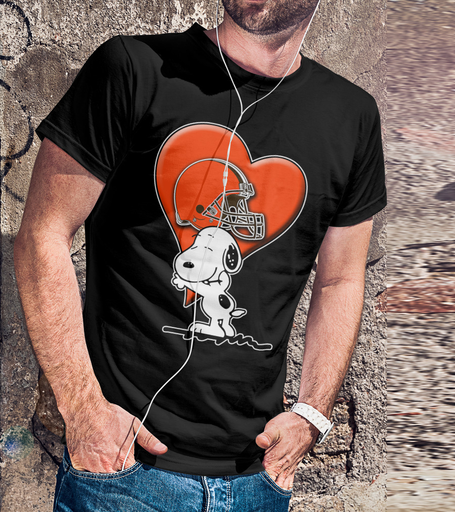 Snp CLEVELAND BROWNS Snoopy Hugging Heart Football Helmet T-Shirt