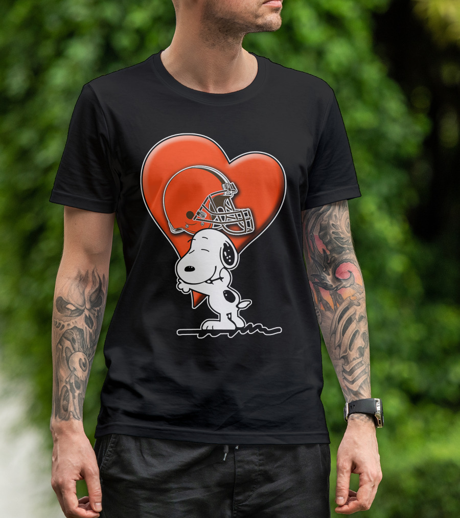 Snp CLEVELAND BROWNS Snoopy Hugging Heart Football Helmet T-Shirt