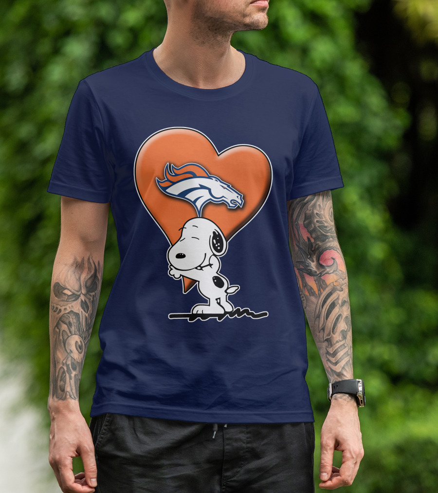 Snp V1 Denver Broncos Snoopy Hugging Heart T-Shirt