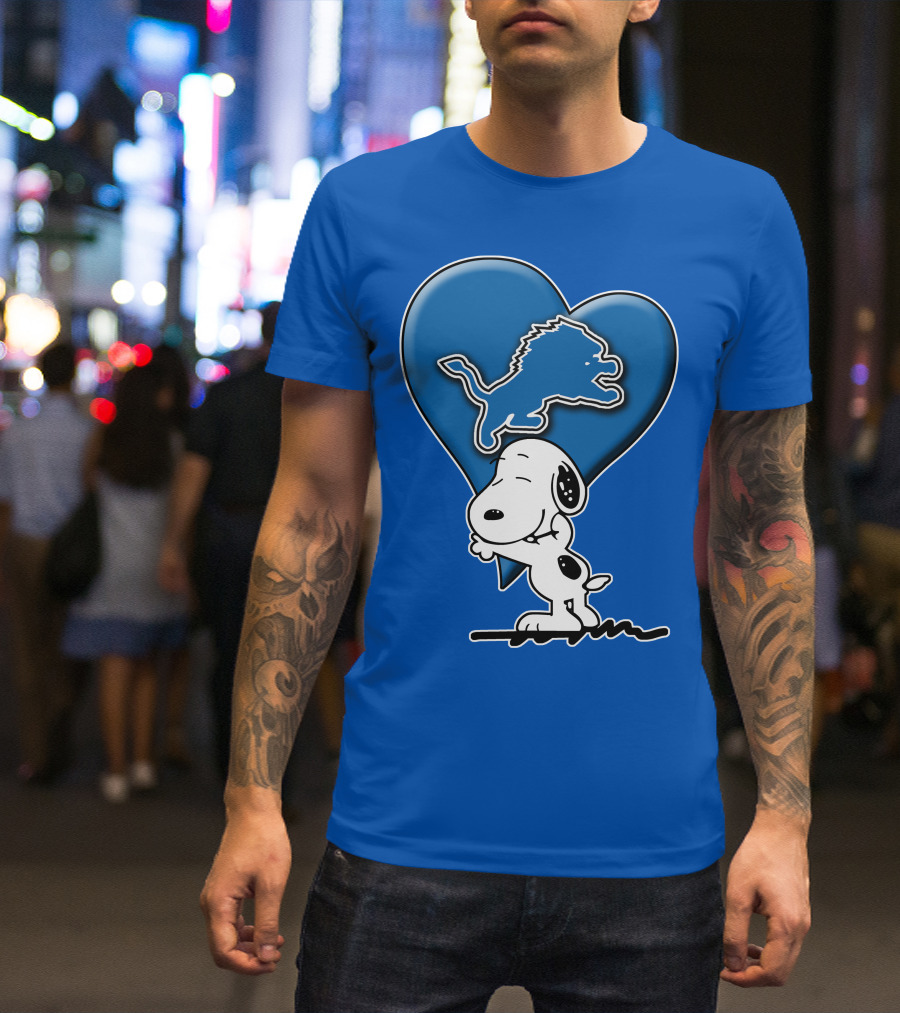 Snp DETROIT LIONS Blue Heart Snoopy Hugging Lion T-Shirt