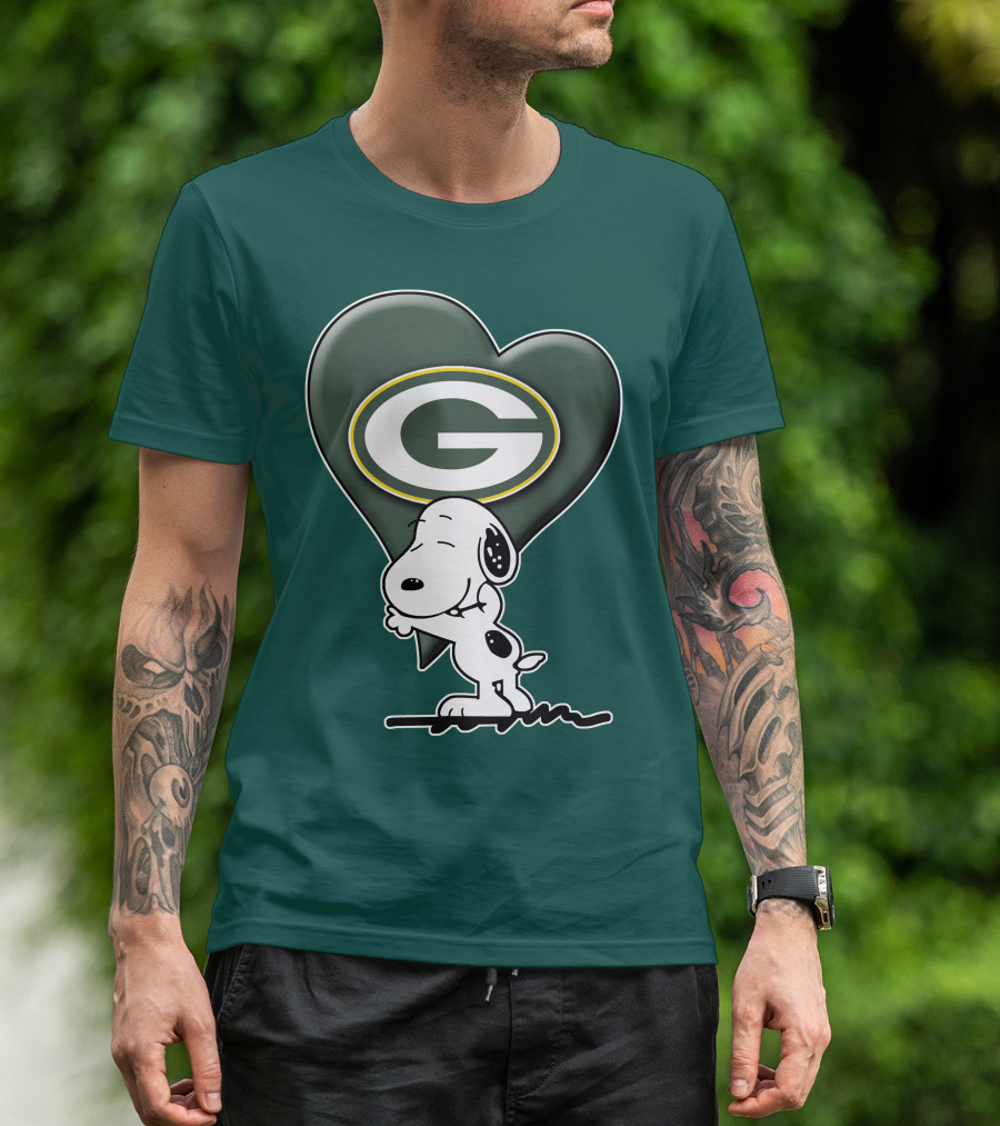 Snoopy Hugging Heart With Green Bay Packers T-Shirt