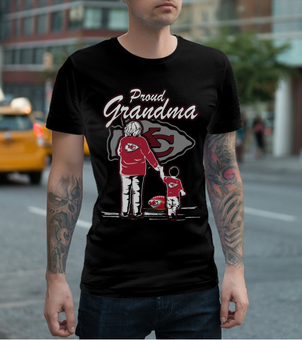 Proud Grandma Kansas City Chiefs With Grandma And Child Holding Hands T-Shirt
