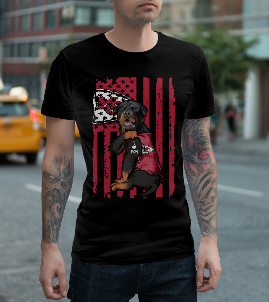 Kansas City Chiefs Rottweiler I Love Mom Flag Background T-Shirt